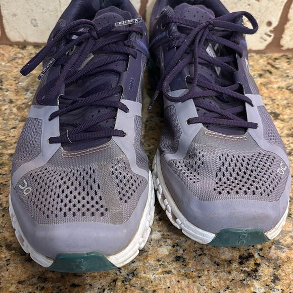 Women’s size 8 OnCloud runners - Picture 3 of 7